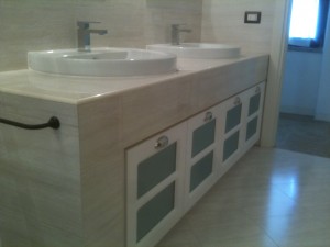 mobile bagno con antine a ribalta laccate e vetro satinato