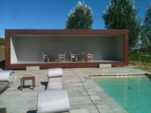 Pool house con particolare porte invisibili.