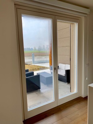 Porta finestra complanare, interno in legno lamellare castagno americano.