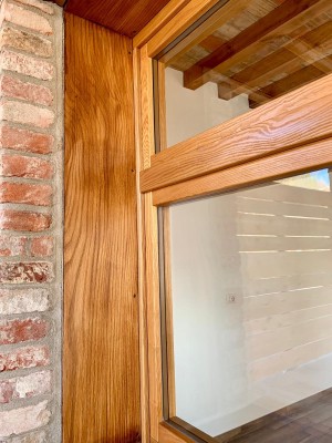 Dettaglio legno castagno americano lamellare spazzolato, verniciato naturale