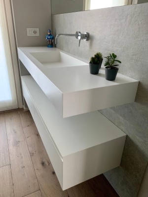 Mobile bagno con piano in betacryl e cassettoni smaltati
