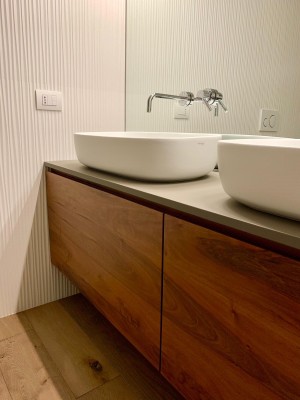 Mobile bagno a due cassettoni in legno noce nazionle massello con top in Fenix